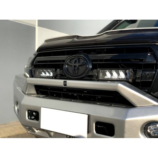 Комплект оптики на Toyota Land Cruiser 200 от 2015 в решетку радиатора